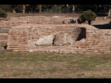 00185 ostia - regio v - insula xvii - ninfeo su piazzale della vittoria (v,xvii,2) - nymphaeum (2) - suedseite - apsis - via vittoria - bli ri norden - 09-2022.jpg